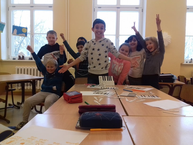 Kinder üben spielend Musiknoten und Kopfrechnen - Musik verbindet