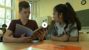 Joel und Roya lesen zusammen