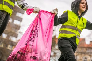 Kinder sammeln Müll