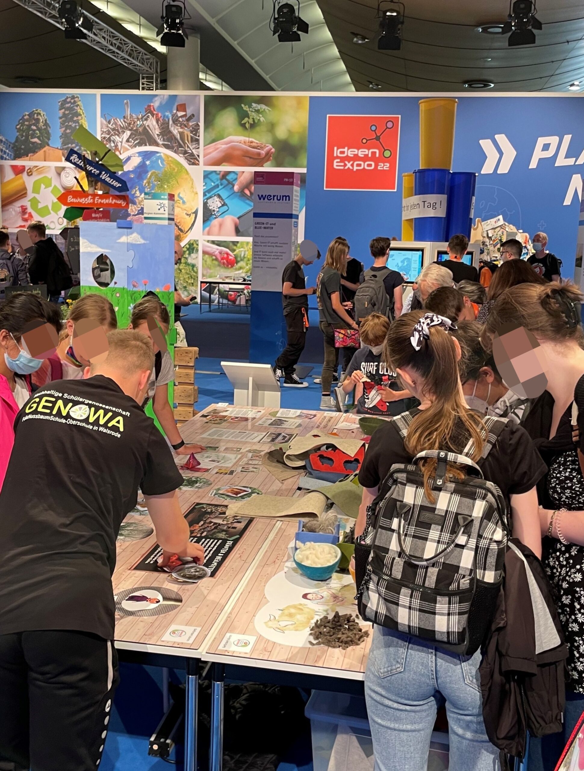 Foto: Torsten Weiß [Mitmachstand der Schulfirma auf einer Messe].