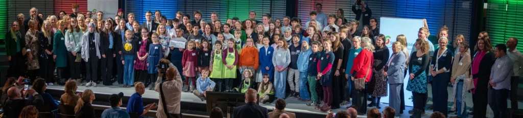 Gruppenfoto von der Preisverleihung "Verein(t) für gute Kita und Schule" 2024 - Slide