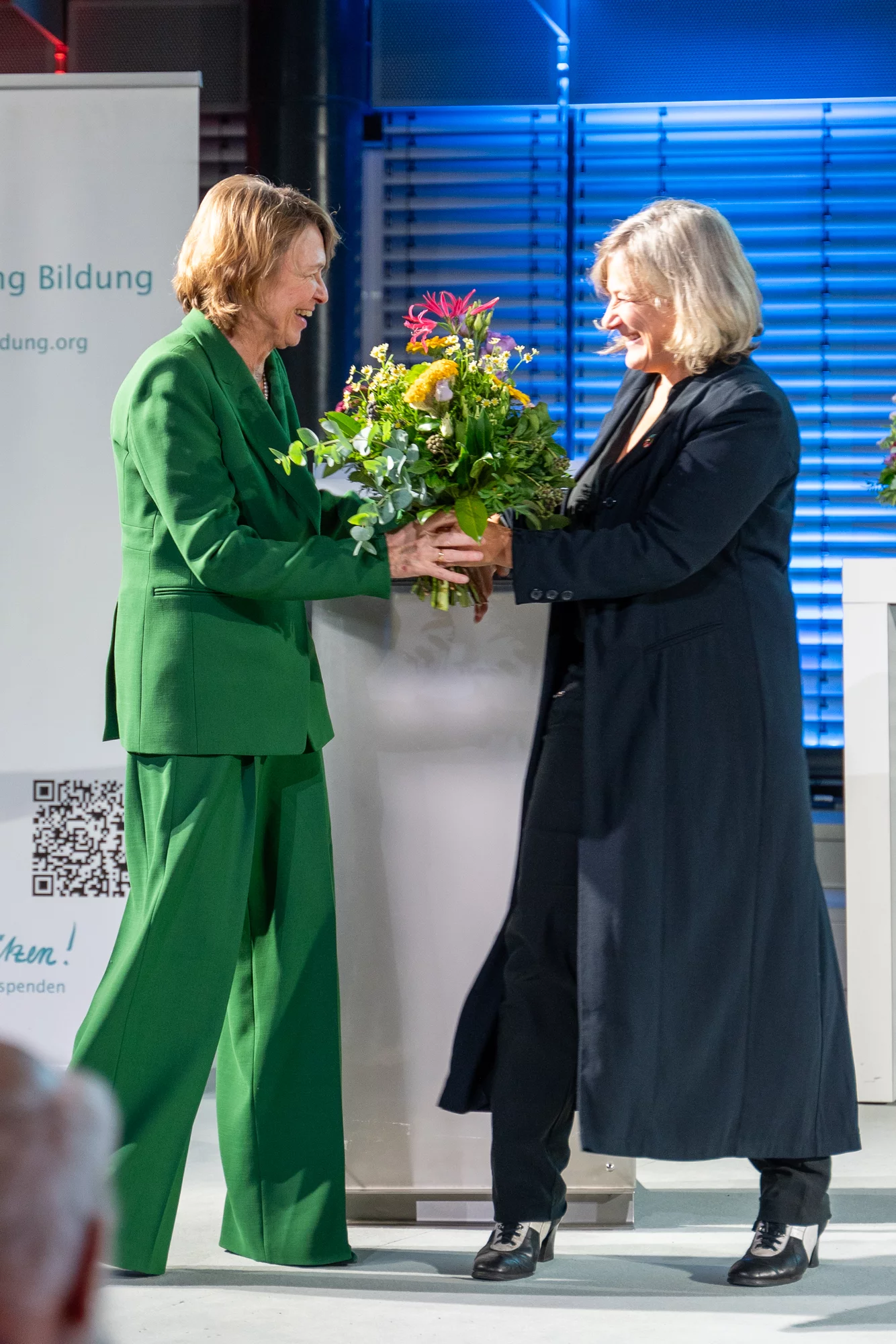 241122sb_FP_Verleihung_Elke_Buedenbender_und_Katja_Hintze Katja Hintze beim Überreichen des Blumenstraußes an lke Büdenbender - - Förderpreis "Verein(t) für gute Kita und Schule" 2024