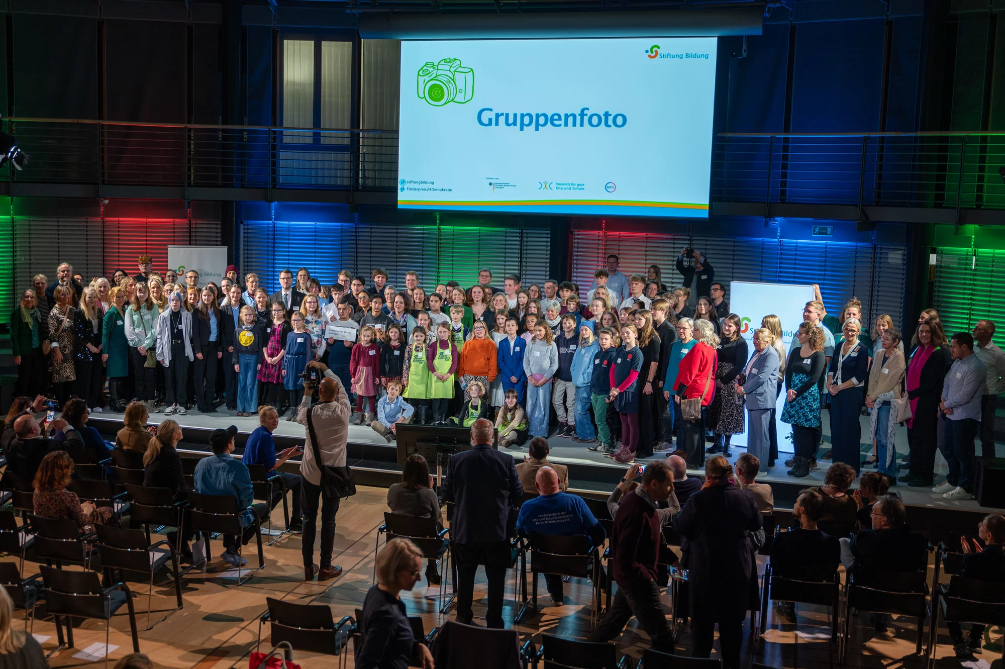 241122sb_FP_Verleihung_Gruppenfoto_Elke_Buedenbender_ausgezeichnete_Projekte Gruppenfoto bei der Presiverleihung 2024 - Förderpreis "Verein(t) für gute Kita und Schule" 2024