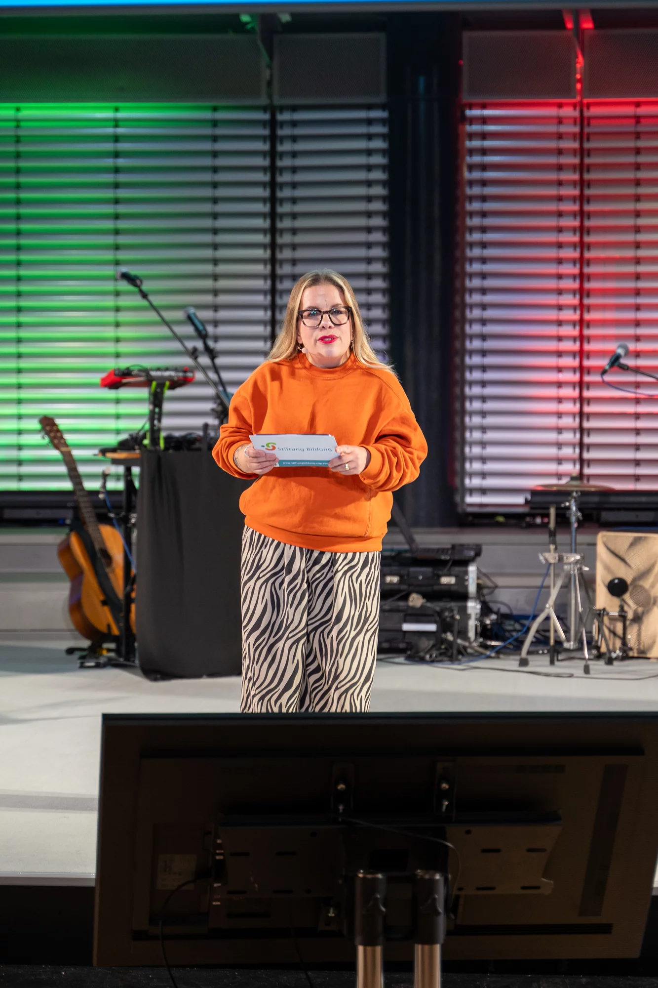 241122sb_FP_Verleihung_Moderatorin_Ninia_LaGrande Moderatorin Ninia LaGrande auf der Bühne - Förderpreis "Verein(t) für gute Kita und Schule" 2024