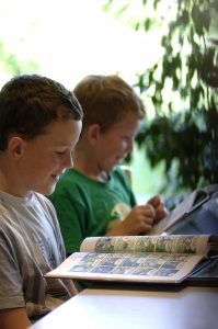 Zwei Jungen lesen Comic-Hefte