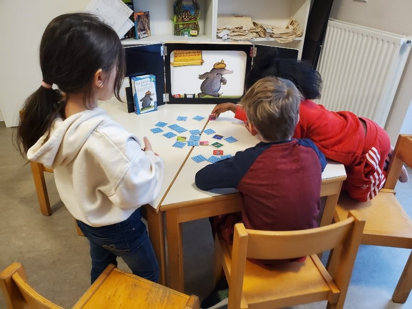 Kinder lernen Kamishibai-Geschichten kennen.