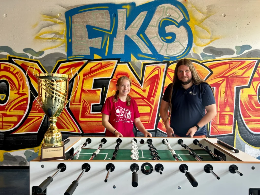 BaWue_Schule-als-Fussball-Europameisterschaft_1 Schülerin und Lehrer am Kicker