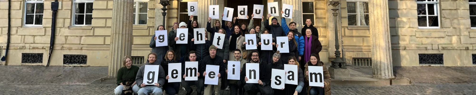 Das Team der Stiftung Bildung mit dem Schriftzug 'Bildung geht nur gemeinsam' - Slide für den Artikel 'Warum wir ein starkes Bildungsengagement und eine resiliente Zivilgesellschaft brauchen'