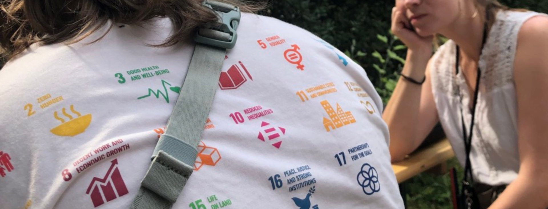Das Bild zeigt die SDGs auf einem weißen Tshirt