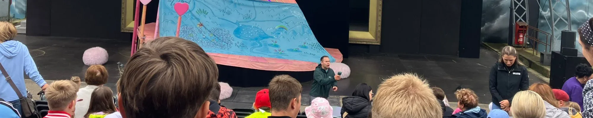 Kinder folgen einer Theateraufführung