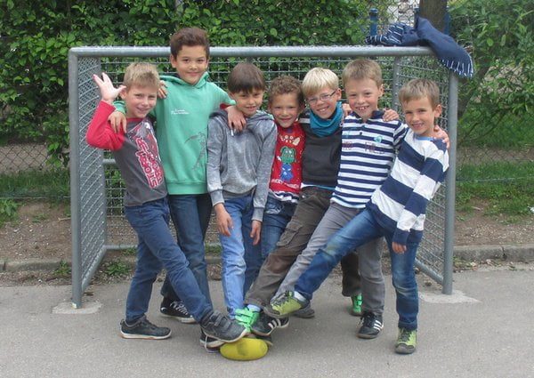 Schüler vor einem Fussballtor