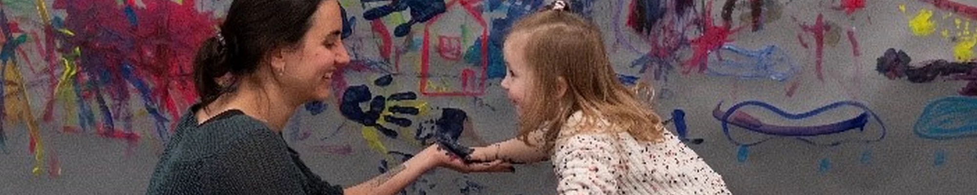 Eine Frau und ein Kind beim Malen - projekt Circle of Hearts - Fluchtpatenschaften