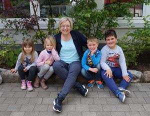 Die Kita-Leiterin mit zwei ihrer Patenschafts-Tandems