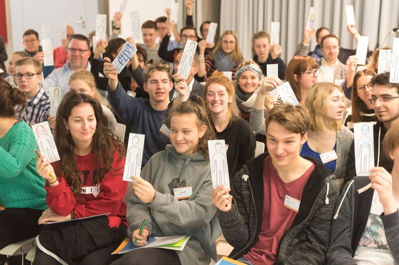 Foto von Abstimmenden - Demokratietag 2017 - Foto: Marius Klemm / DeGeDe