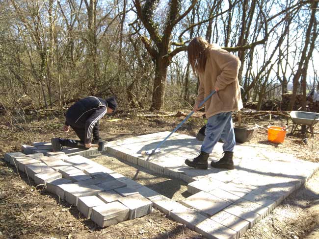 Der Betonsockel für die Hochbeete