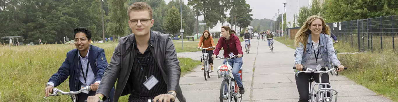 Teilnehmerinnen auf dem Weg zur youcoN - Jetzt für die youcoN 2022 anmelden