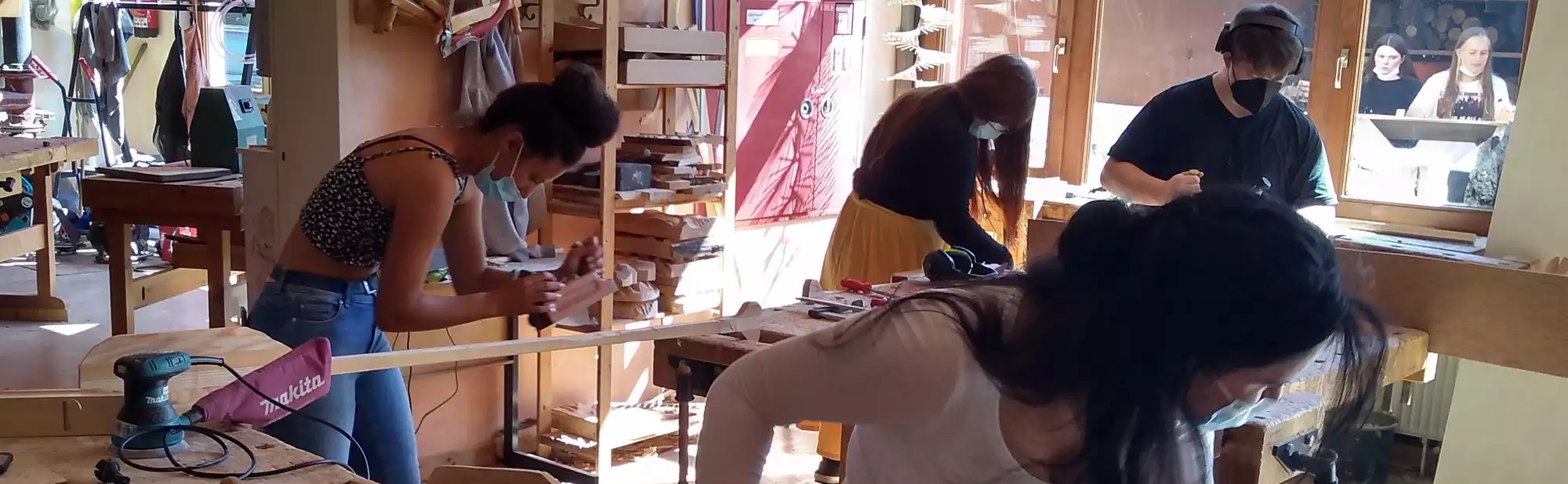 Jugendliche beim Bootsbauen - Projekte aus dem Förderfonds Handwerk