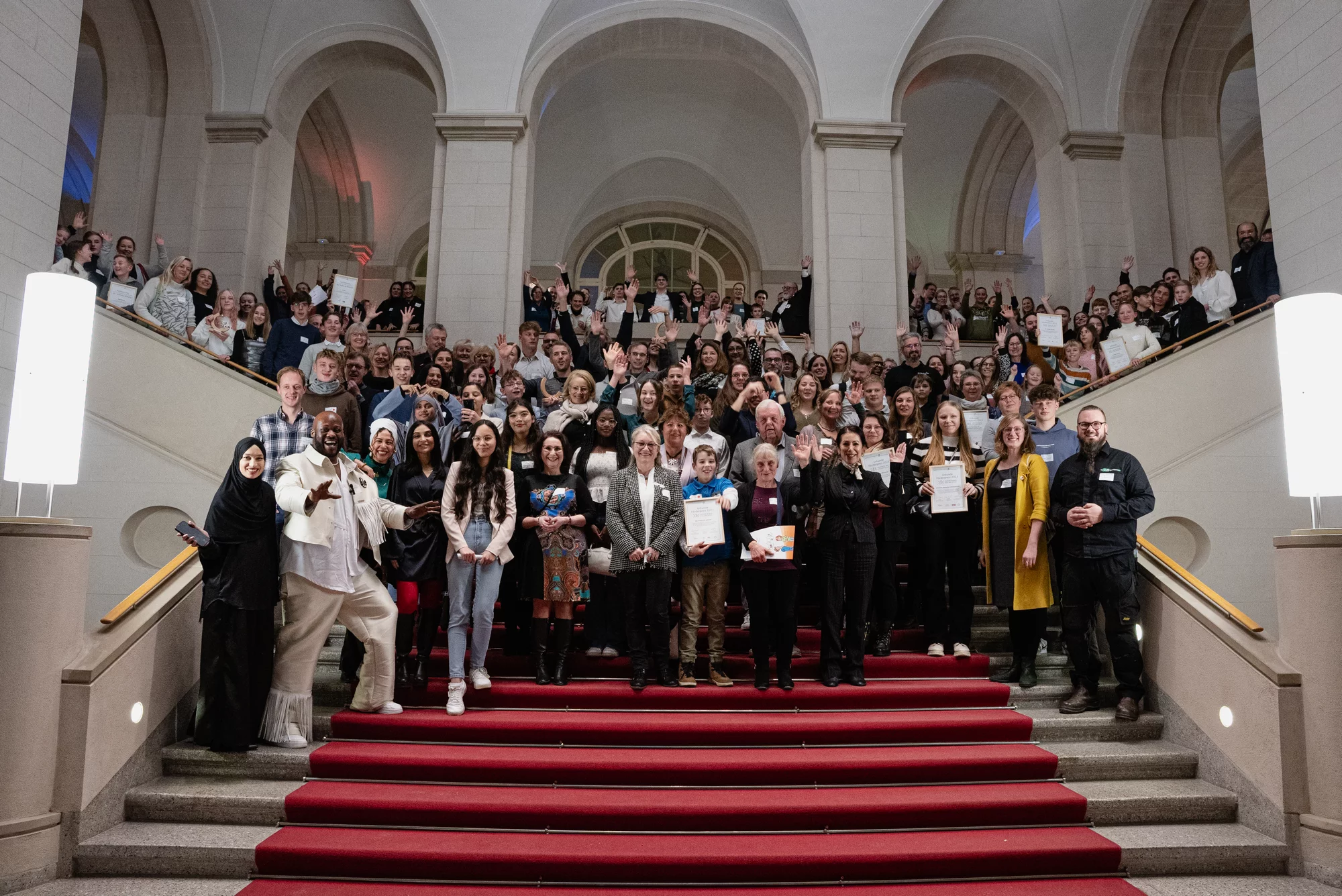 Alle Preisträger*innen der Förderpreise „youstartN“ und „Verein(t) für gute Kita und Schule“ der Stiftung Bildung am 8. Dezember 2023 in Berlin