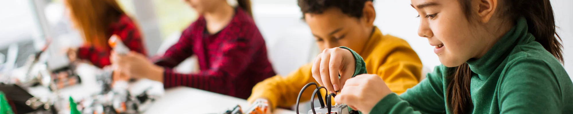 Kinder beim technischen Ausprobieren und basteln - Förderpreis "Verein(t) für gute Kita und Schule" 2025 - Slide