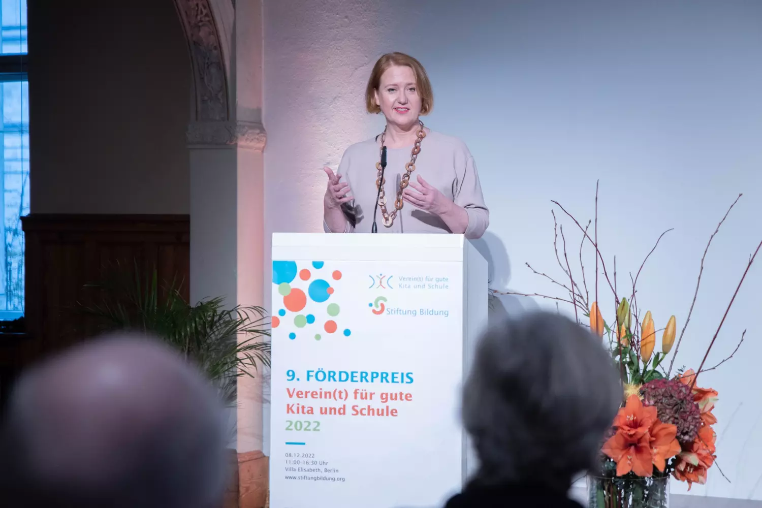 Foerderpreis_Preisverleihung2022_01 Bundesministerin für Familie, Senioren, Frauen und Jugend Lisa Paus bei Ihrer Rede für den Förderpreis "Verein(t) für gute Kita und Schule" 2022. Auf der Bühne.