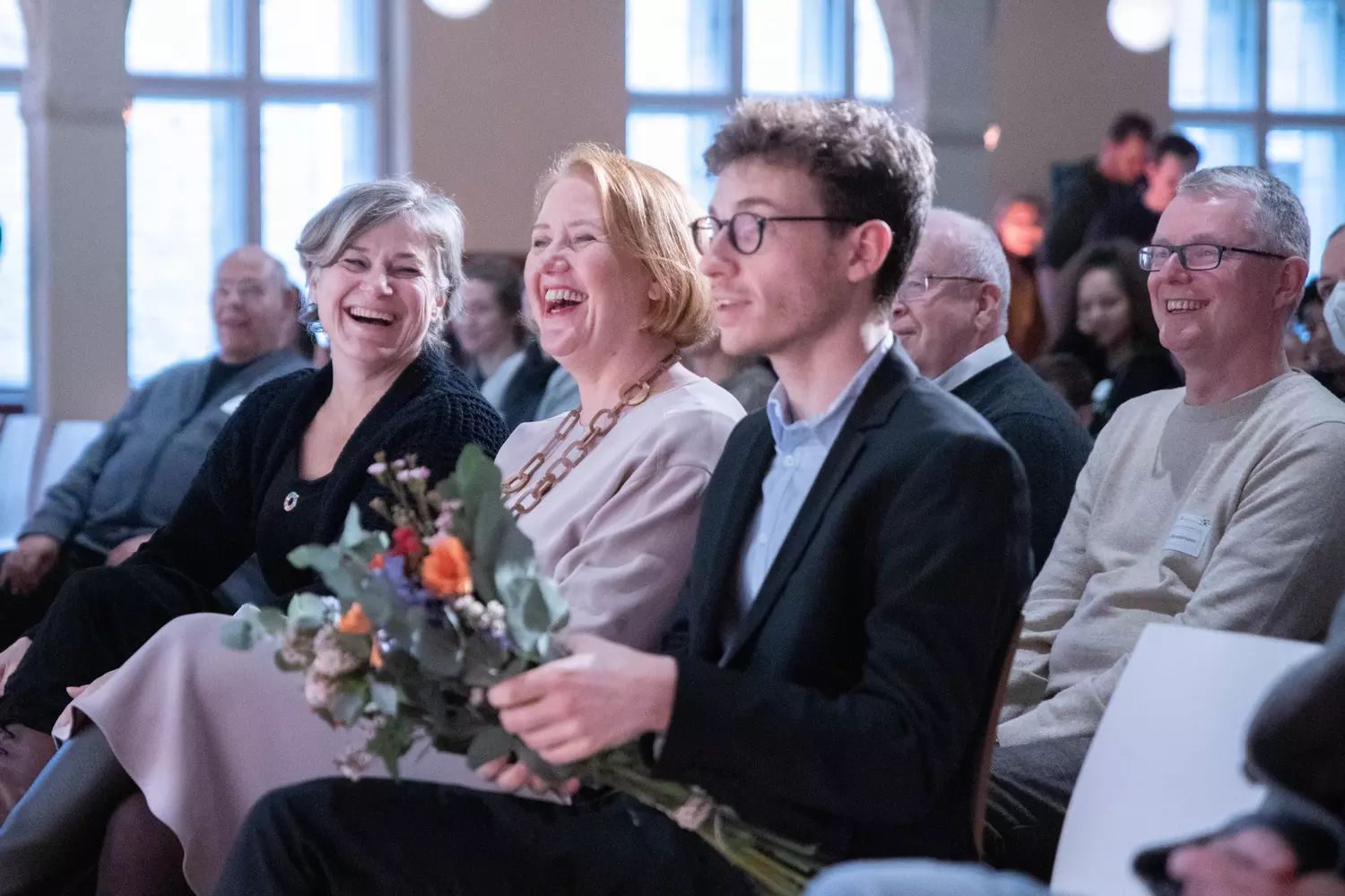 Foerderpreis_Preisverleihung2022_02 Katja Hintze, Vorstandsvorsitzende der Stiftung Bildung und Bundesministerin für Familie, Senioren, Frauen und Jugend Lisa Paus im Publikum bei der Verleihung des Förderpreises 2022.
