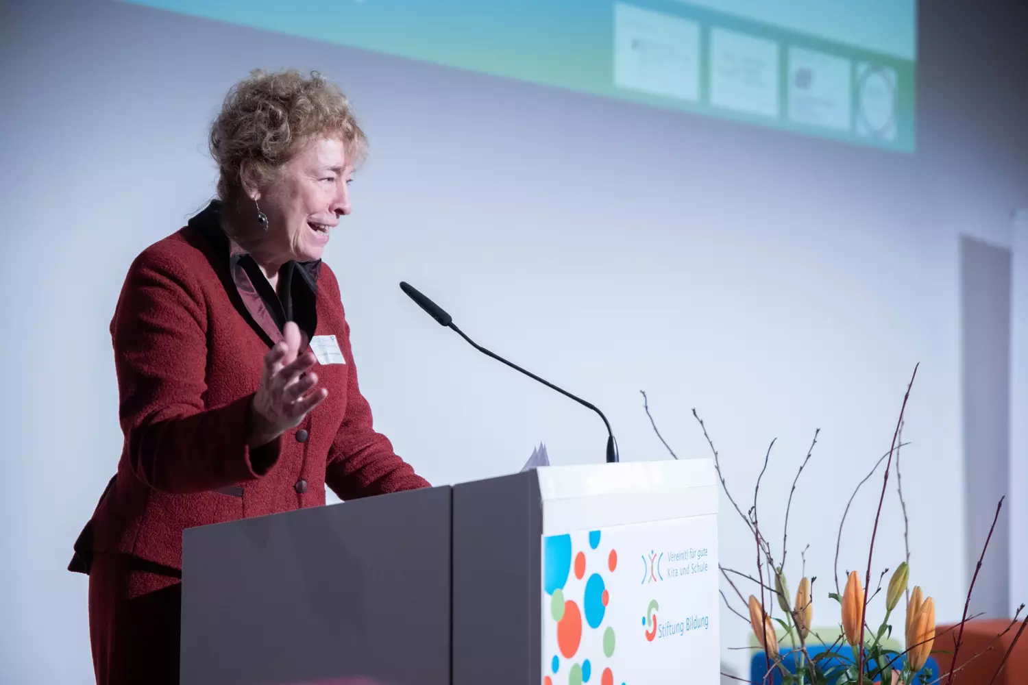 Foerderpreis_Preisverleihung2022_03 Gesine Schwan auf der Bühne bei Ihrer Rede am 08. Dezember 2022.