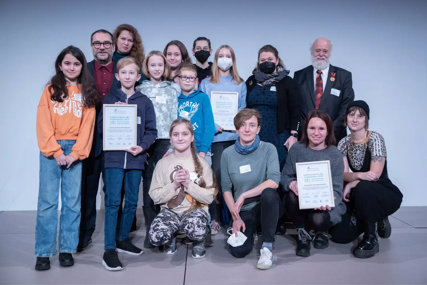 Foerderpreis_Preisverleihung2022_04 Preisträger*innen des Förderpreises 2022 der Stiftung Bildung im Gruppenfoto