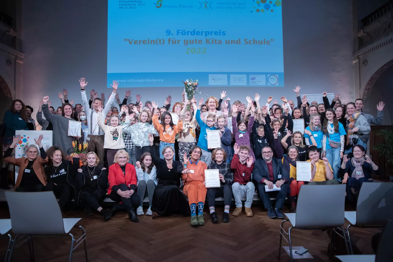 Foerderpreis_Preisverleihung2022_Gruppenbild Alle Preisträger*innen des Förderpreises "Verein(t) für gute Kita und Schule" 2022 auf der Bühne. Gruppenbild