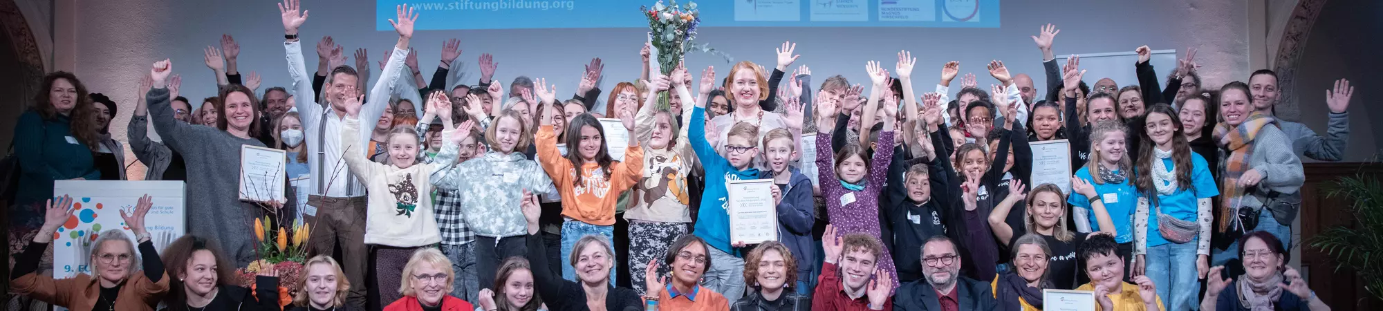 Gruppenbild bei der Verleihung des Förderpreises "Verein(t) für gute Kita und Schule" 2022 - Slide