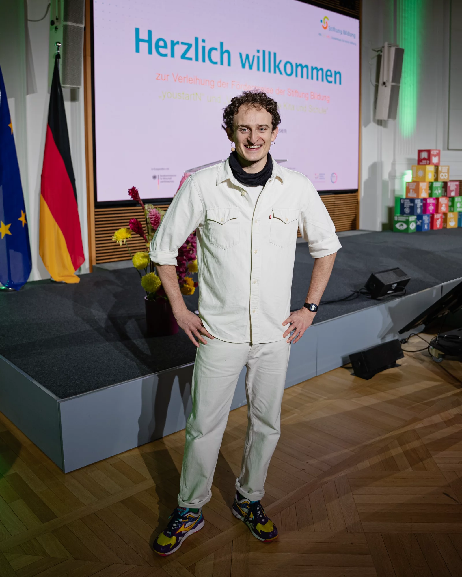 Moderator Julian Janssen - Förderpreise der Stiftung Bildung