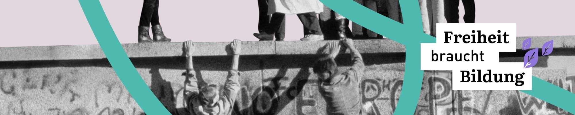 Auf dem Banner ist eine schwarz-weiß Aufnahme der Berliner Mauer zu sehen, über die mehrere Personen hinauf- oder hinüberklettern. Darüber prangt in großen Lettern "Freiheit braucht Bildung".