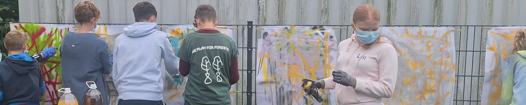 Kinder sprayen eine Wand mit Graffiti - Projekt youclub - Grafiiti-Workshop 1 Slide