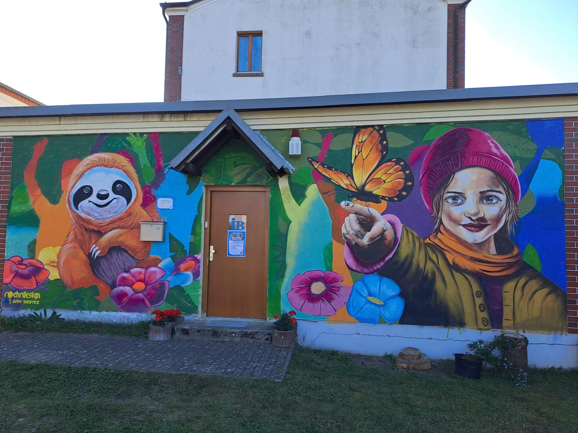 Ein Graffiti auf der Hauswand einer Kinder- und Jugendfreizeiteinrichtung - youclub - Förderung von Jugendorten