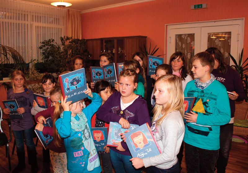 Kinder halten ihre Bücher - Grundschule Ahlbeck - nominiert für den Förderpreis 2017