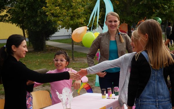 Menschen feiern draußen