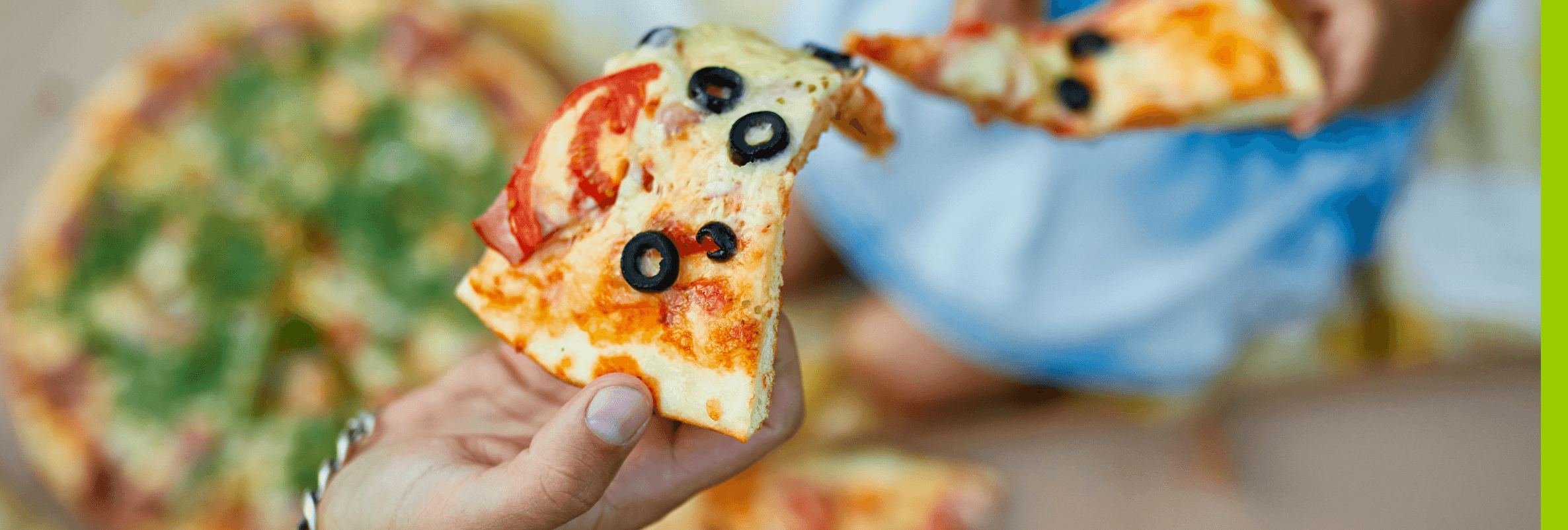 Eine Hand hält ein Pizzastück - Projekt Pizzapecker