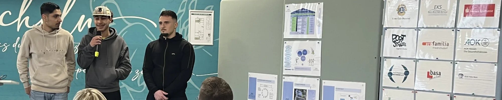 Jugendliche vor einer Präsentationswand