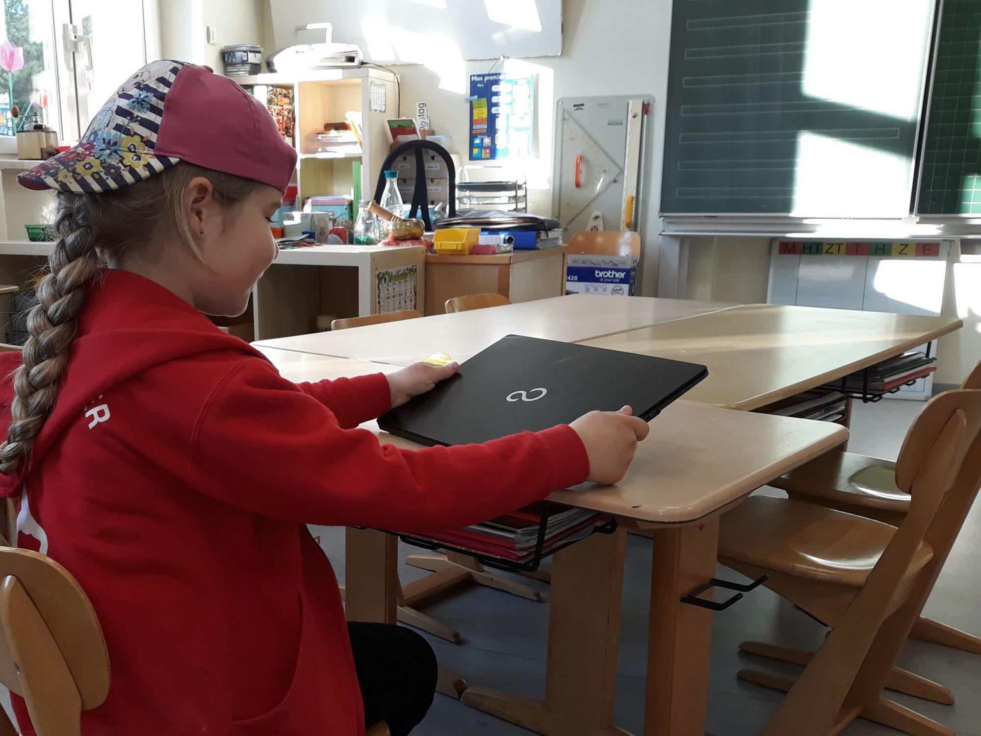 Homeschooling_Kind-mit-Laptop_(c)_Bertram-Schuck