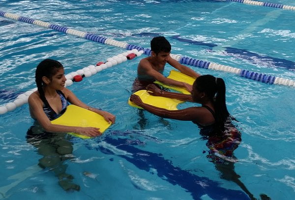 Kinder beim Schwimmunterricht