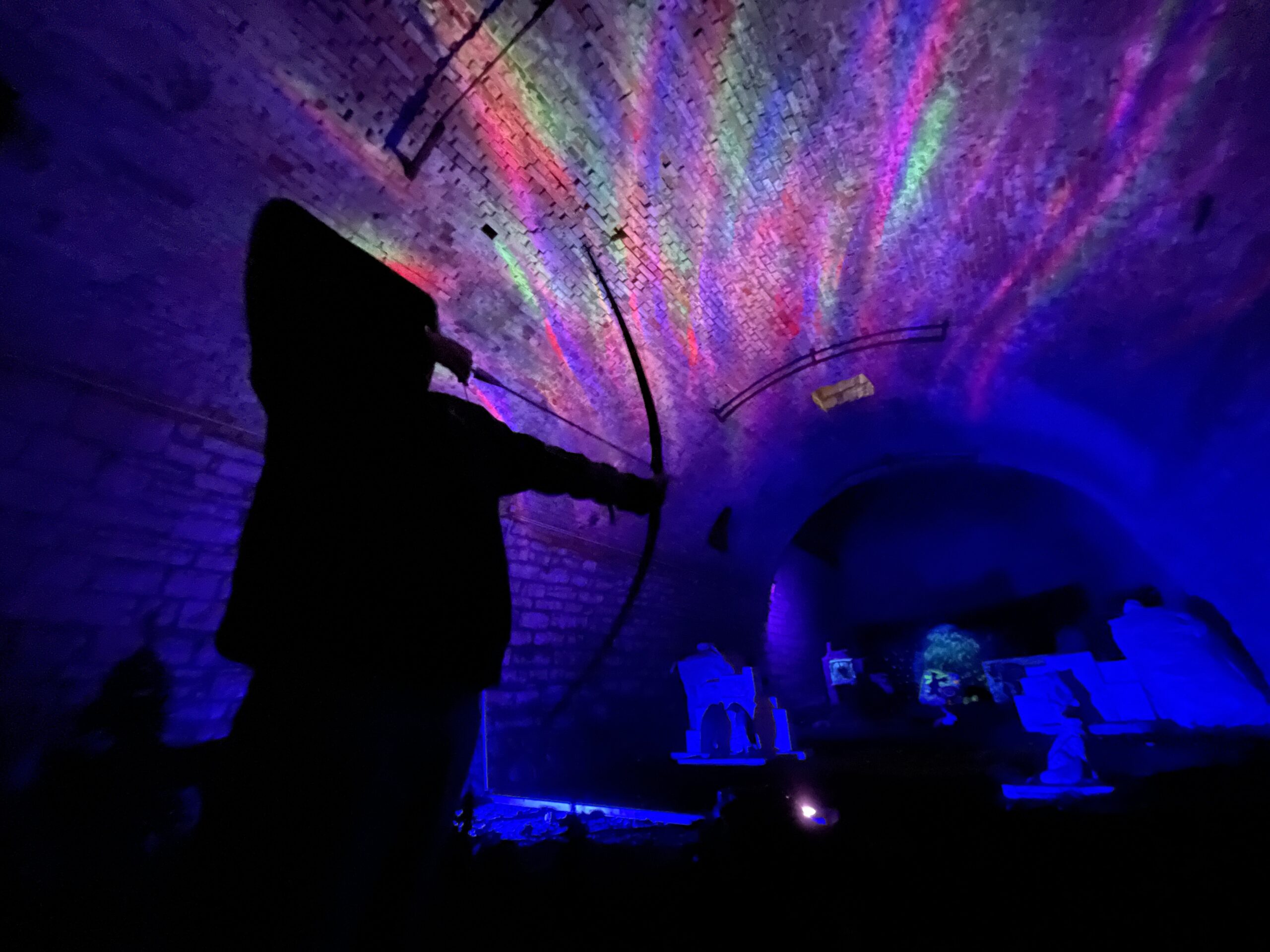 Mädchen mit Bogen zielt in Tunnel