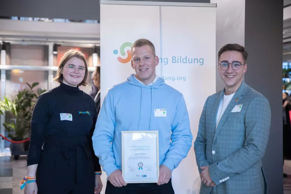 Biene beim Ernten - Projekt Imkerei Kemmeter - youstartN 3