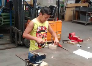 Schüler im handwerklichen Praktikum