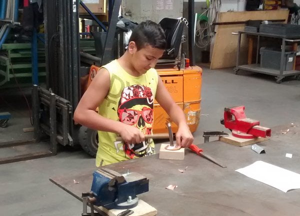 Schüler im handwerklichen Praktikum