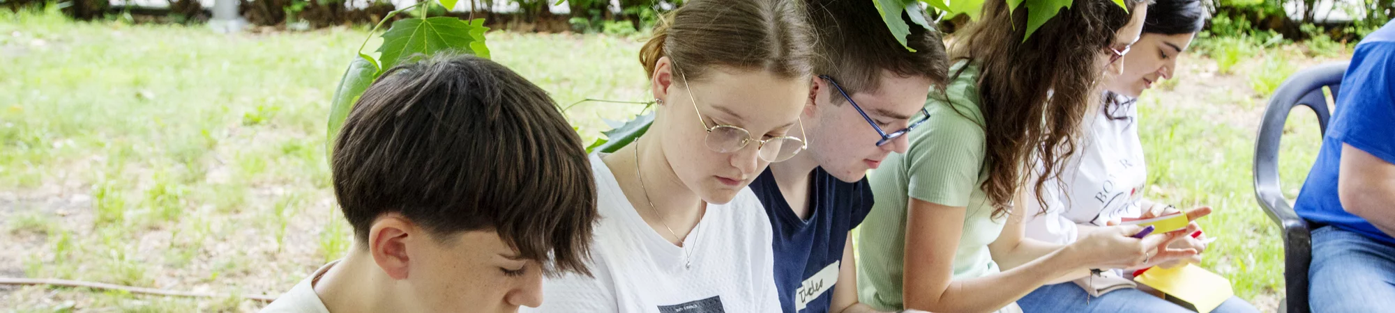Jugendliche der Stiftung Bildung im Stimmungsfoto im Garten