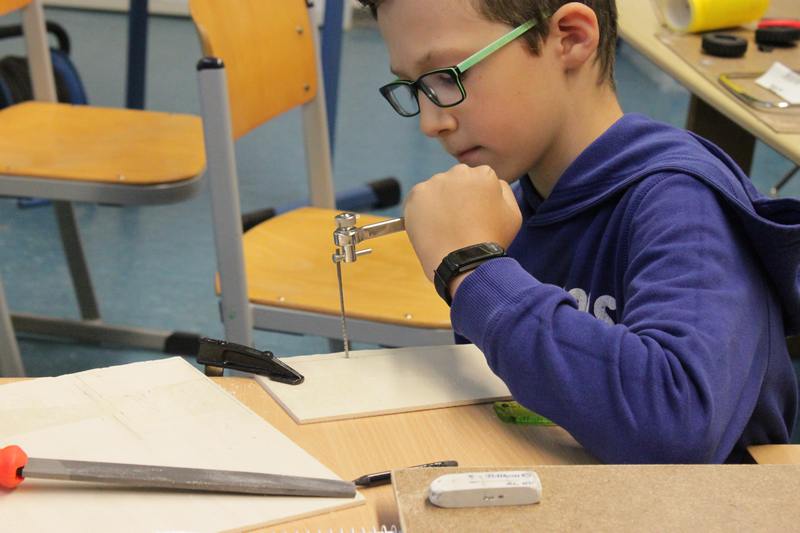 Junge_am_Schrauben Ein Junge schraubt - FunTech Maker Space - Förderprojekt der Stiftung Bildung