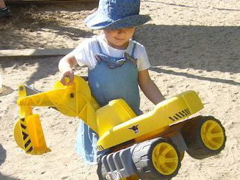 Bildungsspender: Kind mit Spielzeug-Bagger (c) Kita-Förderverein Naturkita Schulzendorf