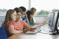 Kinder lernen am Computer