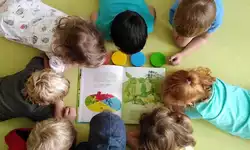 Kinder-beim-lesen Kinder lesen in der Gruppe ein Buch - Bildungsspender*in in Kita- und Schulfördervereinen
