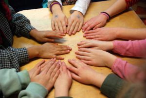 Kinderhände formen einen Kreis