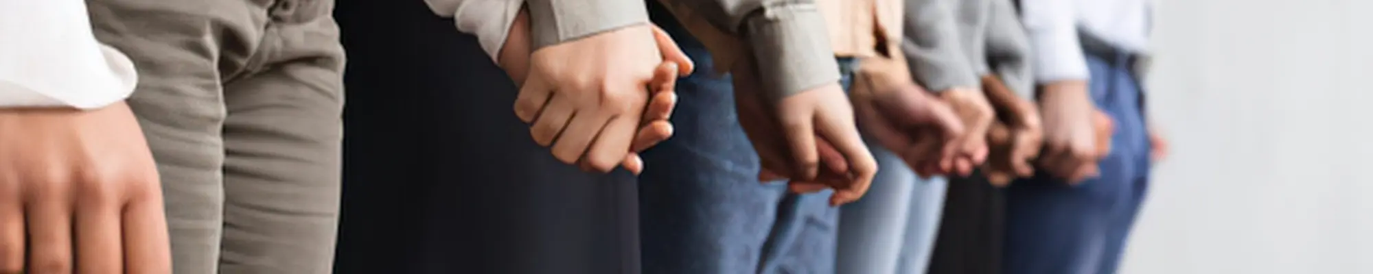 Kinderhände halten zusammen in einer Reihe - Deutscher Ehrentag
